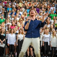 Foto: Krāšņā koncertā Valmierā pulcējas Latvijas skolu jauktie kori