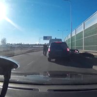 ВИДЕО: Заснят момент аварии – гонщик на BMW врезается в полицейский "бусик"