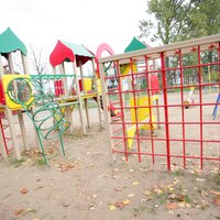 Aicina neizmantot Rīgas bērnu rotaļu laukumus; tos pakāpeniski slēgs un izvietos brīdinājumus