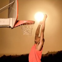 Video: NBA zvaigzne Deiviss fotoprojektā 'Triec grozā Sauli'