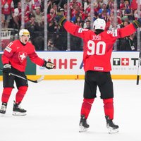 Šveices hokejisti "bullīšos" pieveic pērnos čempionus un sasniedz finālu