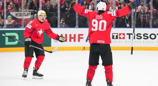 Šveices hokejisti "bullīšos" pieveic pērnos čempionus un sasniedz finālu