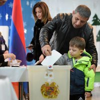 Armēnijas vēlēšanās vadībā protestu līdera alianse, liecina provizoriskie rezultāti