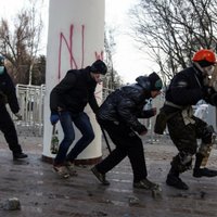 В Киеве демонстранты начали строить катапульту