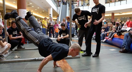 Latvijas labākie ielu vingrotāji sacentīsies 'O!Kartes' čempionātā Grīziņkalnā