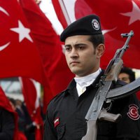 Jaunā sankciju vilnī Turcijā atlaiž 4000 ierēdņus