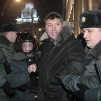Maskavā pie Ukrainas vēstniecības aizturēti mierīga piketa dalībnieki, arī opozīcijas līderis Ņemcovs