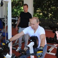 Video: Kā Putins un Medvedevs Sočos svīst svaru zālē