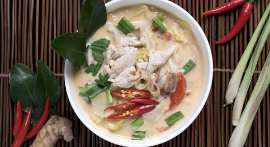 Tradicionālā taizemiešu zupa Tom Kha