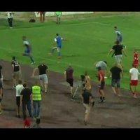 Video: Agresīvi futbola fani pārbiedē un nodzen no laukuma spēlētājus