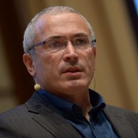 Atjauno krimināllietu par Krievijas mēra slepkavību, kurā atkārtoti tur aizdomās Hodorkovski