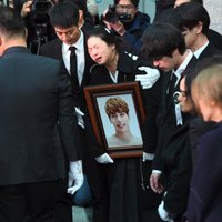 Foto: Fani sēro par pāragri mirušo Dienvidkorejas popzvaigzni