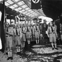 Randiņi ar vācietēm un nacistu sveicieni. Vēsturiski foto ar latviešu puikām Berlīnes olimpiādē