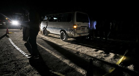 Foto: Ēģiptē noticis uzbrukums autobusam ar koptu kristiešiem; septiņi bojāgājušie