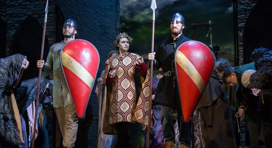 Foto: Čehova teātris sezonu sāk ar vērienīgu muzikālo izrādi 'Robins Huds'