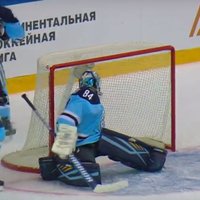 Video: KHL sezonas pirmais kuriozais 'gols'