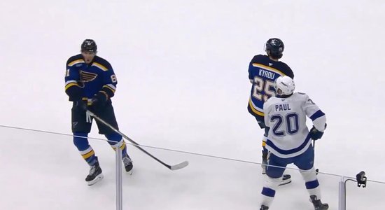 Video: NHL spēli aptur pēc ripas trāpījuma hokejistam pa kaklu