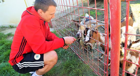 Foto: Latvijas telpu futbolisti pirms gaidāmās spēles ar Somiju apciemo zoodārza zvēriņus