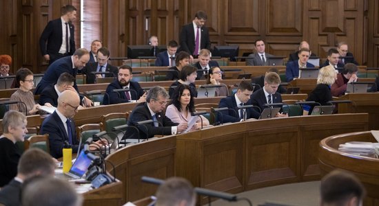 Saeima pēdējā brīdī novērš strauju akcīzes kāpumu alkoholam no marta