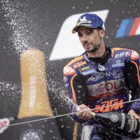 Migels Oliveira pasaules čempionātā 'MotoGP' klasē uzvar pēdējā līkumā