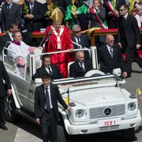 Папа попрощался с Ватиканом, взяв себе лишь "обувь рыбака"