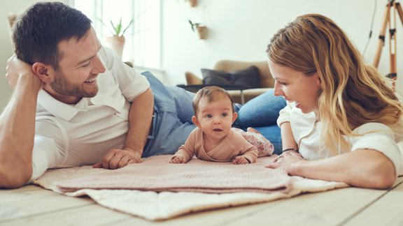 vecāki mamma tētis zīdainis ģimene mazulis 