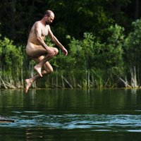 Немецким нудистам запретят купаться в озере, около которого поселят беженцев