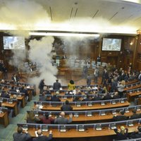 Protestējot pret vienošanos ar Serbiju, opozīcija Kosovas parlamentā izpūš asaru gāzi