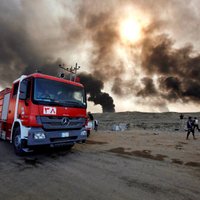 Irākas Gaisa spēku piloti iznīcina 40 'Daesh' naftas automašīnas