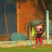 Video: Par urinēšanu pie laukuma futbolists saņem sarkano kartīti