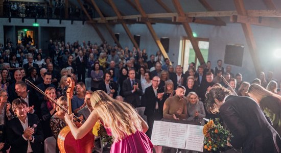 Foto: Māsas Balanas un Andrejs Osokins atklāj Rūmenes muižas koncertzāli