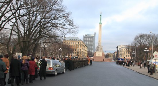 Fotoreportāža: Tuvinieki un talanta cienītāji atvadās no kordiriģentes Ausmas Derkēvicas