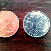 Lasītājs: Vai eirocentu monētas mēdz būt sudrabkrāsas, vai tas ir viltojums?
