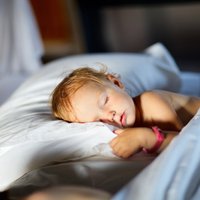 Cik daudz diennaktī ir jāguļ pusotru līdz divarpus gadus vecam mazulim