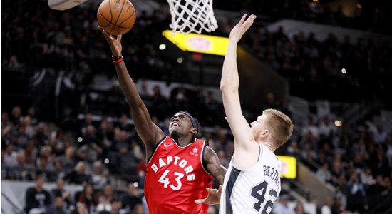 Bertānam pieci punkti 'Spurs' uzvarā pār bijušo kolēģi Lenardu un Toronto 'Raptors'