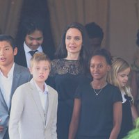 ВИДЕО: Анджелина Джоли накормила своих детей пауками
