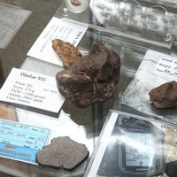 Foto: Rīgā atklāts unikāls apskates objekts - Mazais meteorītu muzejs