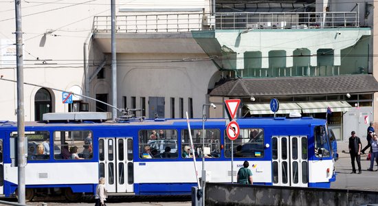 "Party-трамваи" или перерегуляция? Рижская дума запретит провозить открытые напитки в общественном транспорте