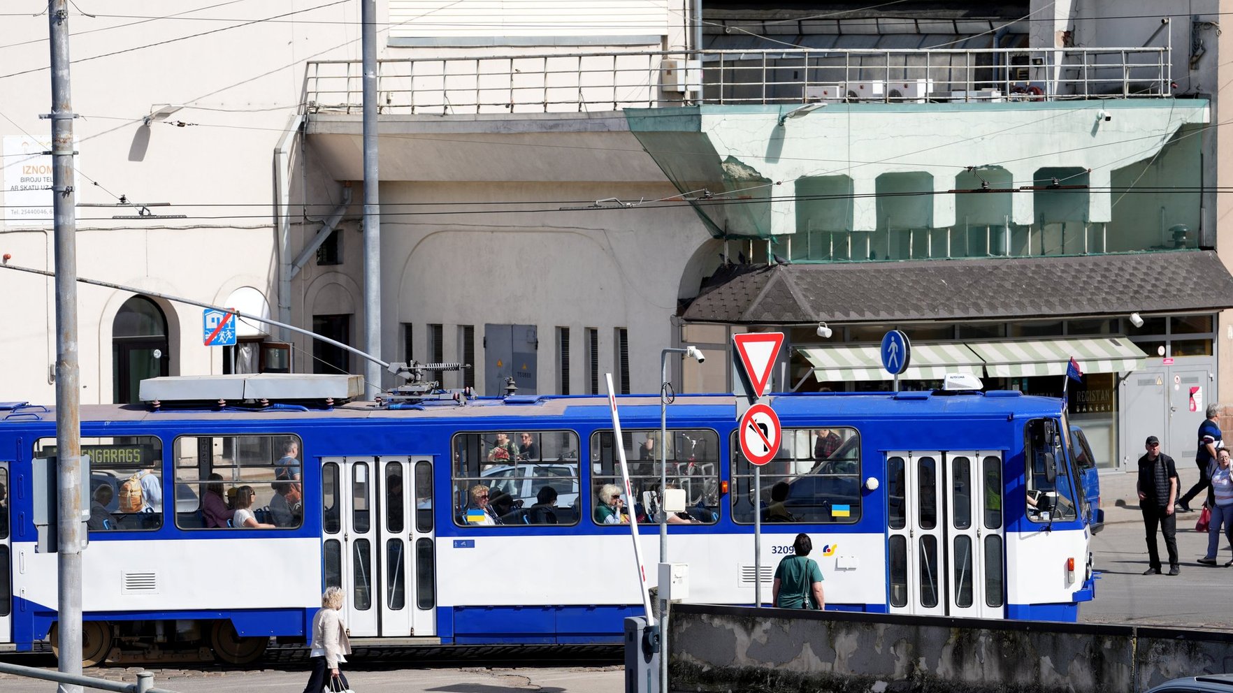 "Party tramvaji" un pārregulācija – Rīgas deputāti debatē par dzērienu aizliegumu sabiedriskajā transportā