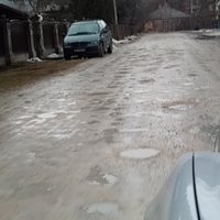 Bedrīte pie bedrītes – autovadītājs video iemūžina Preiļu ielu Rīgā