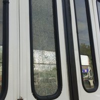 Foto: Pārdaugavā ļaundari sasit 1.tramvajam logu