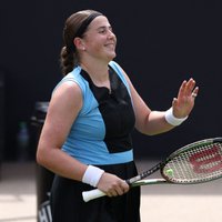 Ostapenko fantastiskā duelī Gvadalaharā sīvā cīņā piekāpjas Keninai