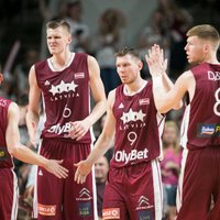 Latvijas basketbolisti principiālā duelī uzvar Lietuvas izlasi