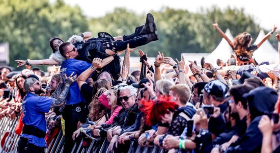 Foto: Vācijā noticis dubļainākais metāla mūzikas festivāls 'Wacken Open Air'