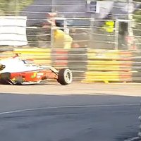 Video: Igaunijas autosportista Ārona F-3 mašīna pēc avārijas sadalās divās daļās