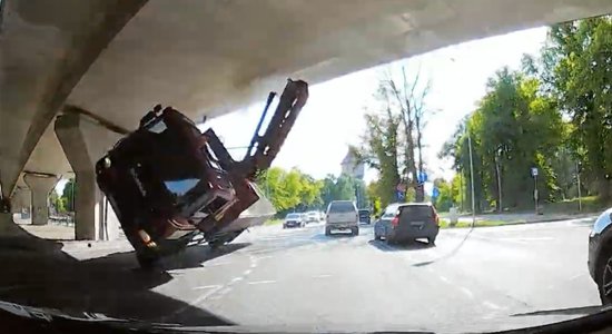 Video: Zem Gustava Zemgala gatves pārvada apgāžas kravas auto
