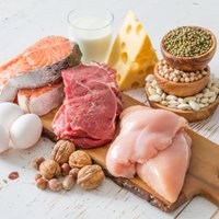 Tirgotāji Latvijā ražotiem gaļas, olu un zivju produktiem piemēro augstāku uzcenojumu nekā ārvalstu precēm, secina KP