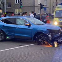 'Volkswagen' auto braucot pie sarkanās gaismas, Ventspilī notikusi avārija