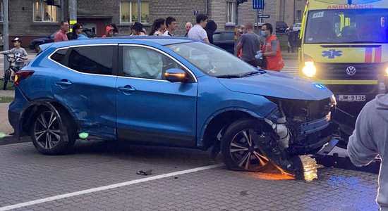 'Volkswagen' auto braucot pie sarkanās gaismas, Ventspilī notikusi avārija