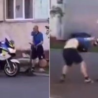 Video: Kauguros policists izkaujas ar vīrieti, kurš bēga ar skrejriteni